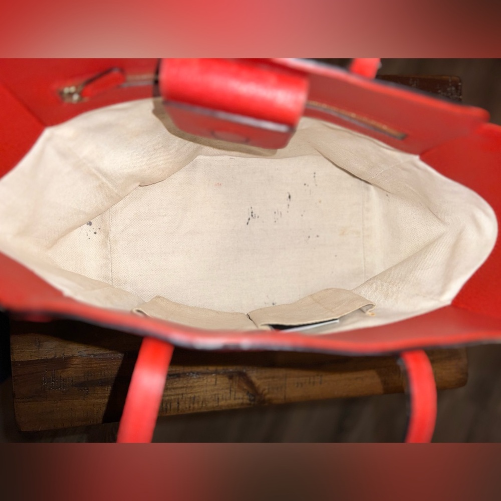 Gucci Leather Swing Tote Red vintage and was loved but in great condition. - Picture 7 of 12